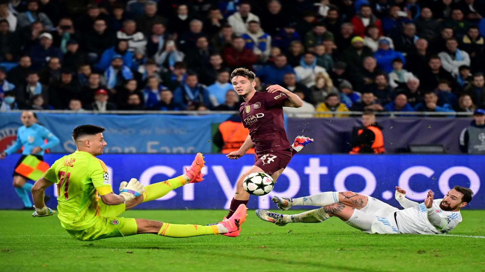 Manchester City atropela time da Eslováquia pela Champions League