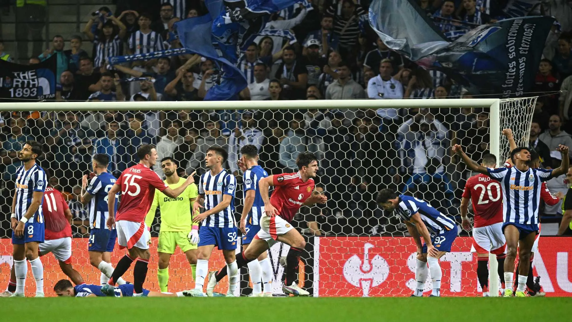 Em jogo equilibrado, Manchester United e Porto empatam pela Europa League