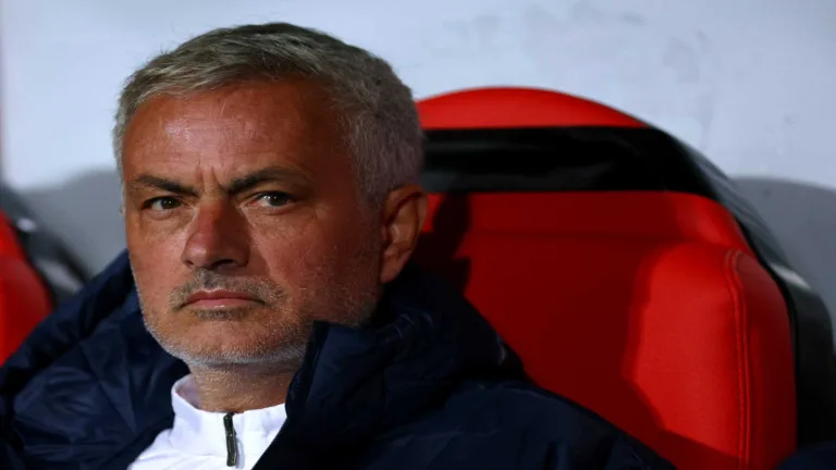 Fenerbahçe, de Mourinho, acerta a rescisão de jogador inglês