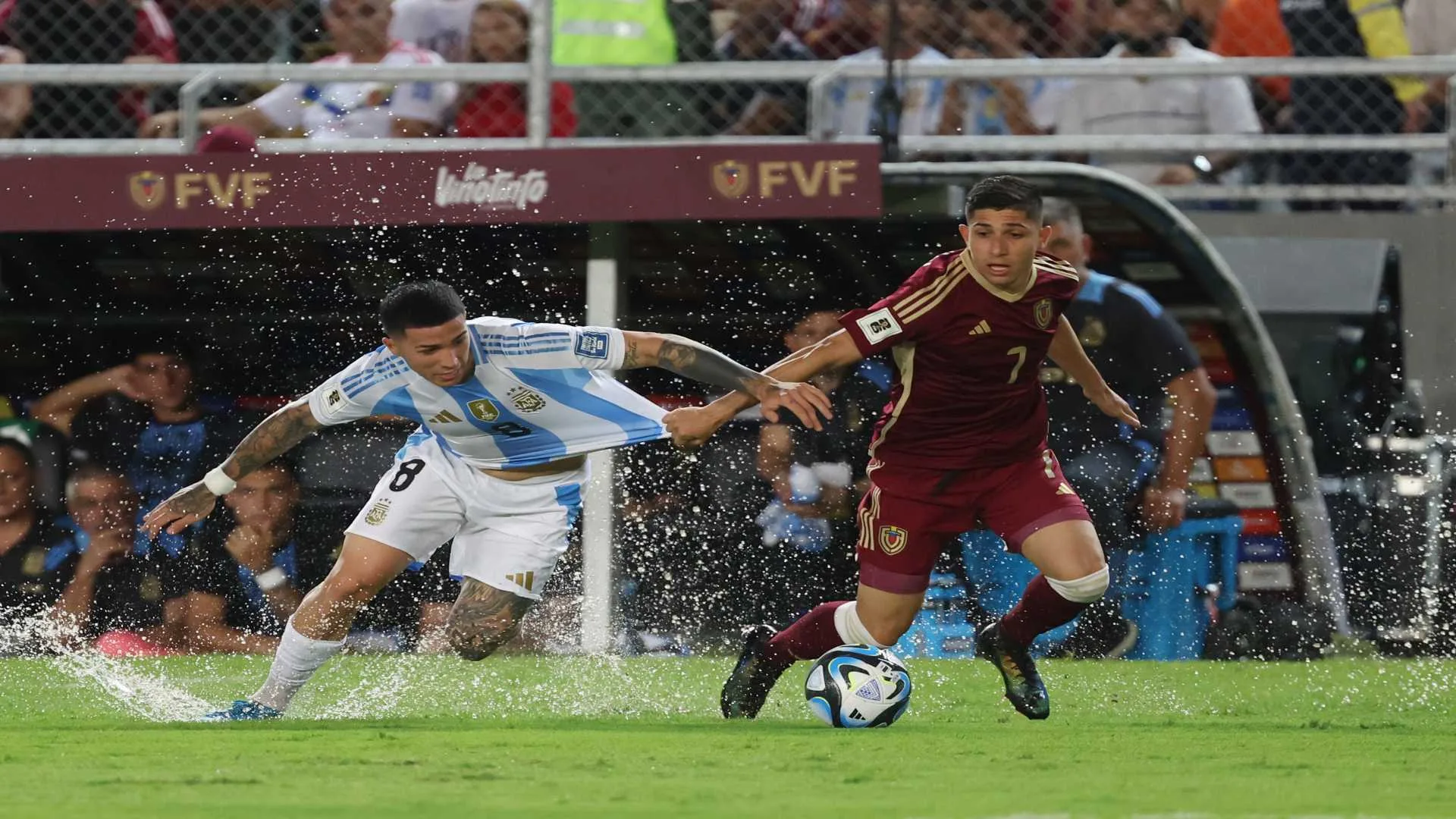 Em gramado encharcado, Argentina empata com a Venezuela nas Eliminatórias da Copa