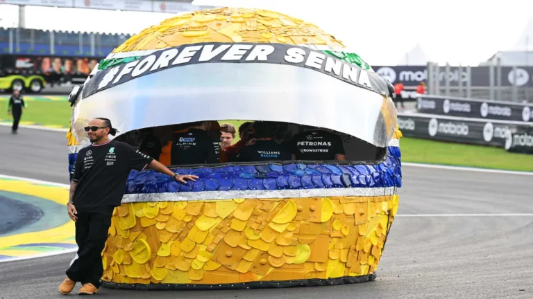 F1 : Hamilton revela como foi pilotar carro de Ayrton Senna: “Nunca pensei”