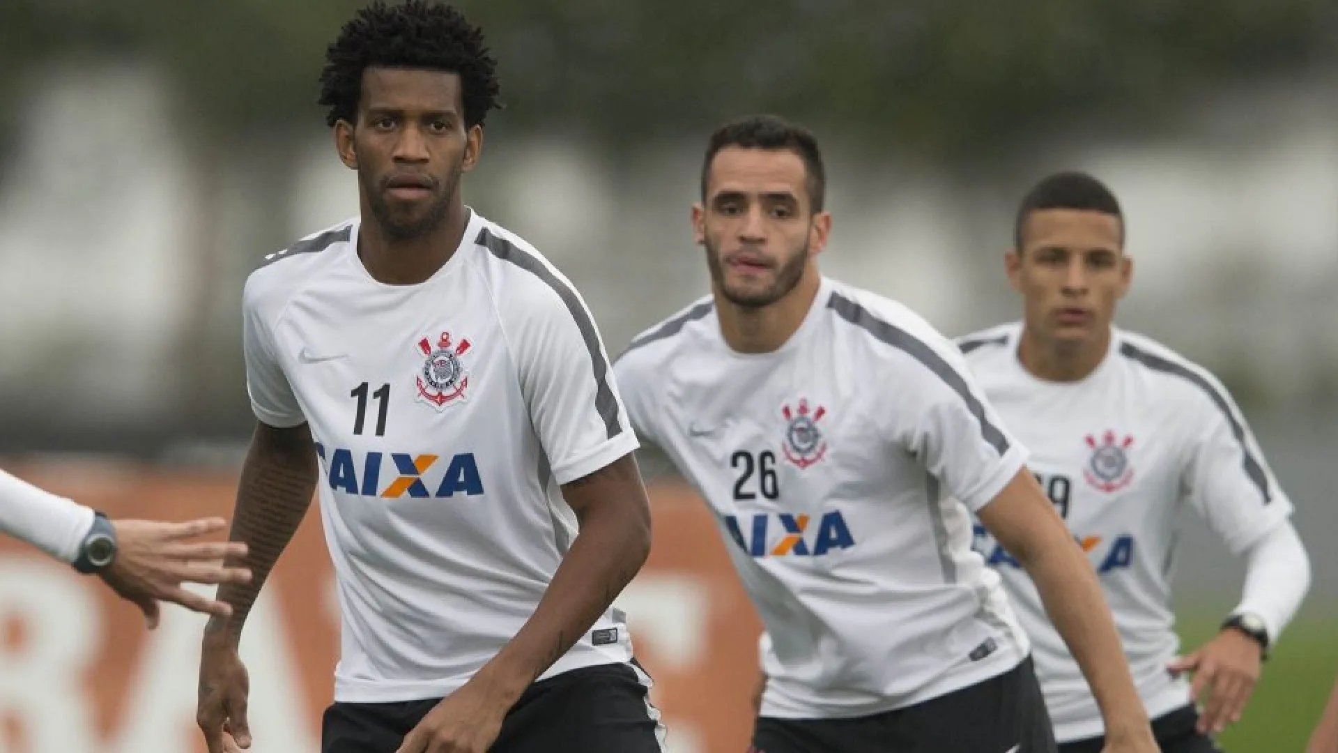 Corinthians é acionado na justiça por Renato Augusto e Gil, ex-atletas do clube