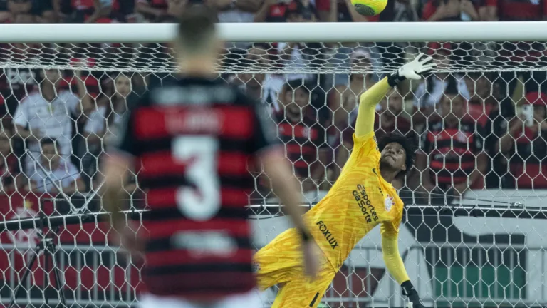Corinthians e Flamengo ainda não fecharam um acordo por Hugo Souza; entenda