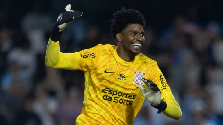 Corinthians surpreende e compra Hugo Souza à vista do Flamengo; veja quantia