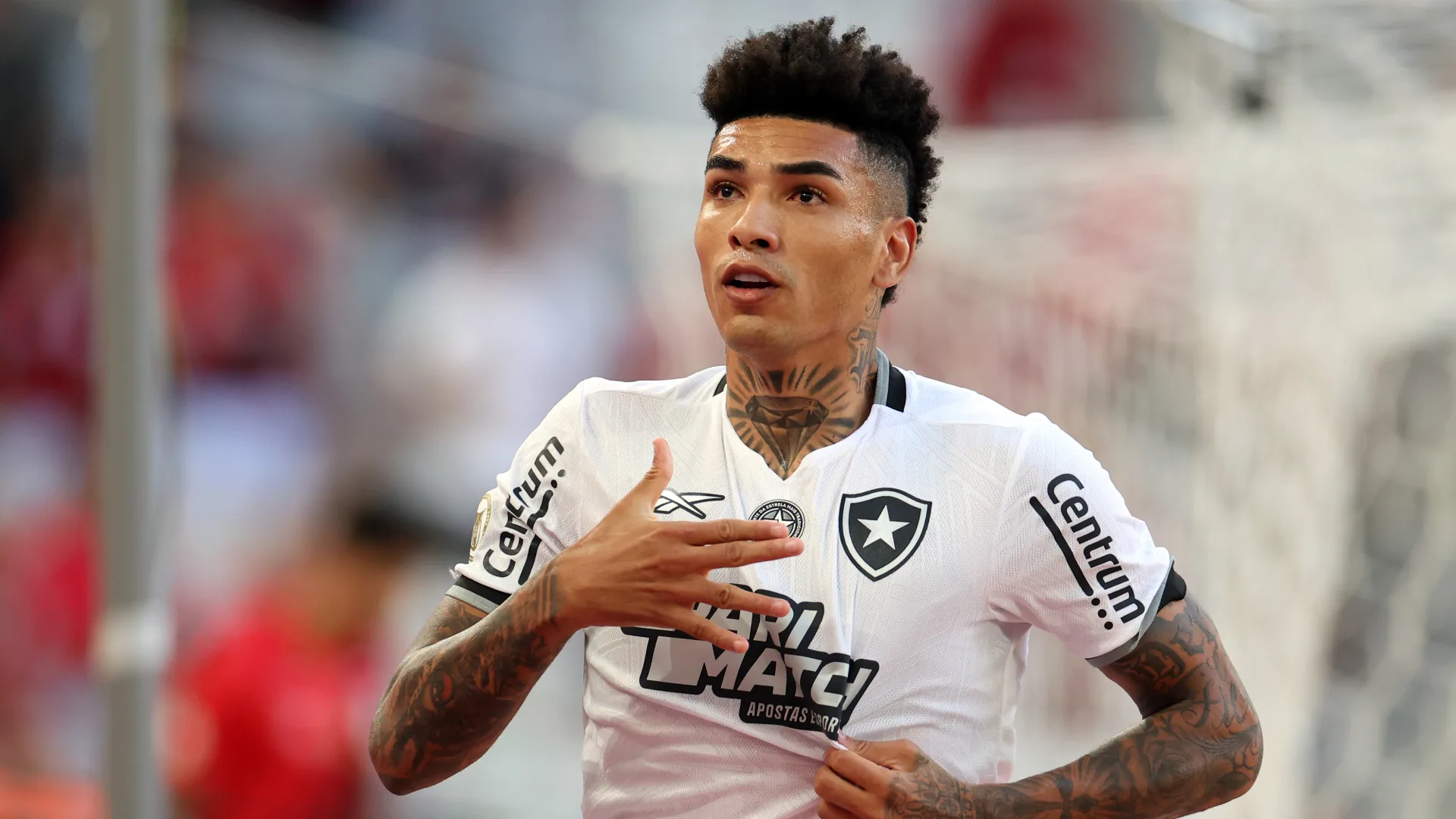 Botafogo vence Athletico-PR na Ligga Arena e amplia vantagem na liderança do Brasileirão