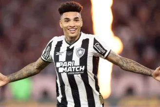 Igor Jesus com a camisa do Botafogo