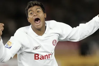 Adriano Gabiru comemorando gol do título mundial colorado em 2006