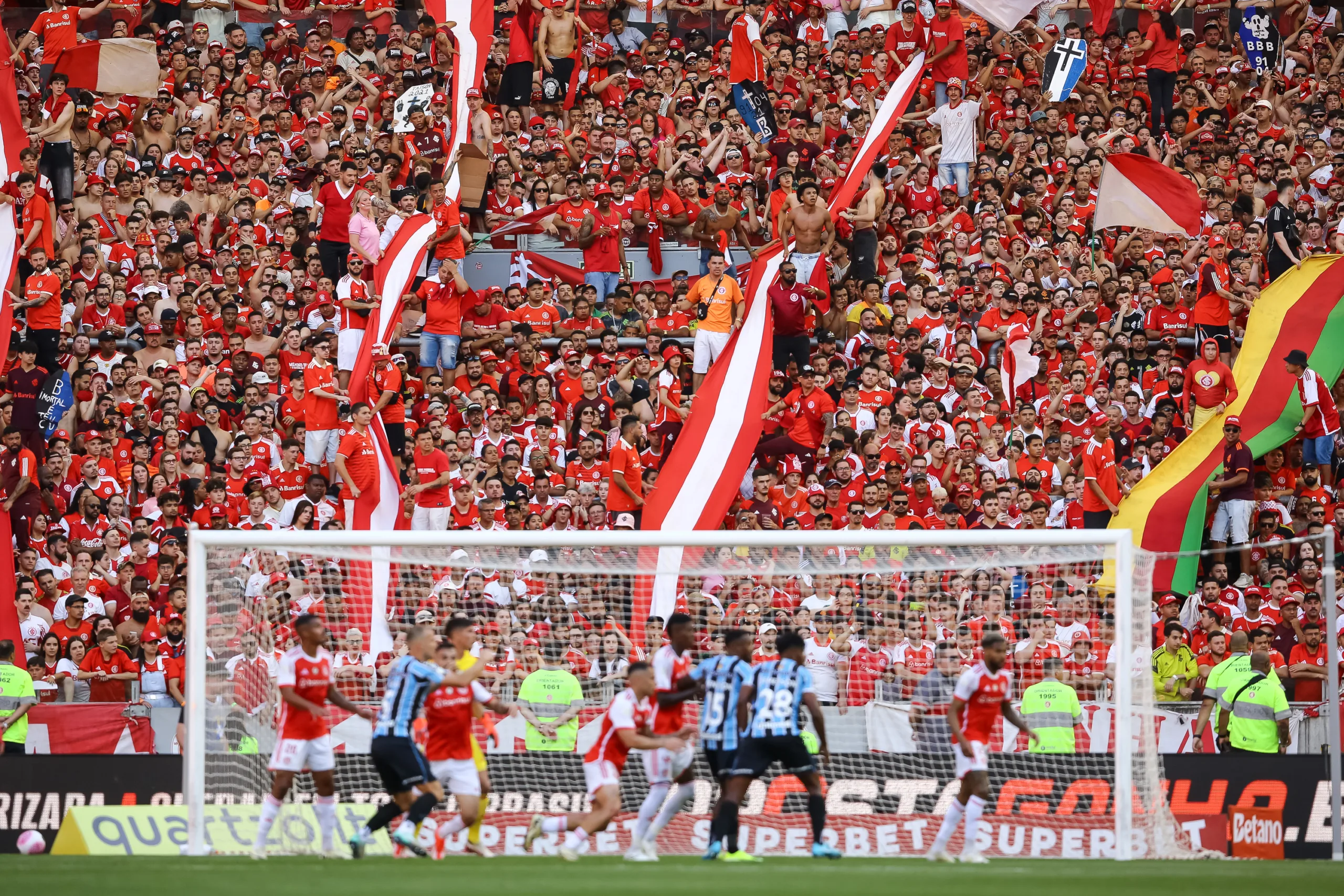 Internacional vence o Grêmio no Brasileirão Série A e encosta no Z-4 