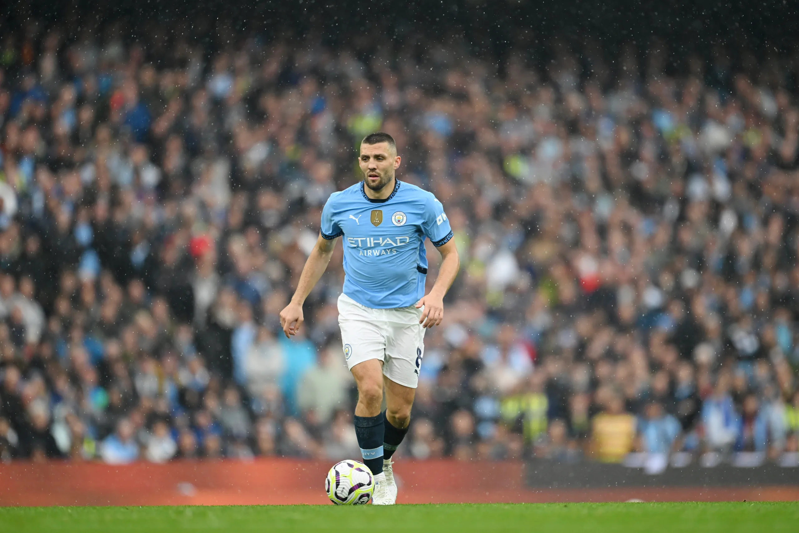 Manchester City vence de virada e segue na cola do Liverpool, líder da Premier League