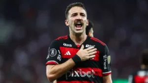 Flamengo recebe proposta por Léo Ortiz, Palmeiras avança por Khellven e mais: os rumores do futebol no mercado