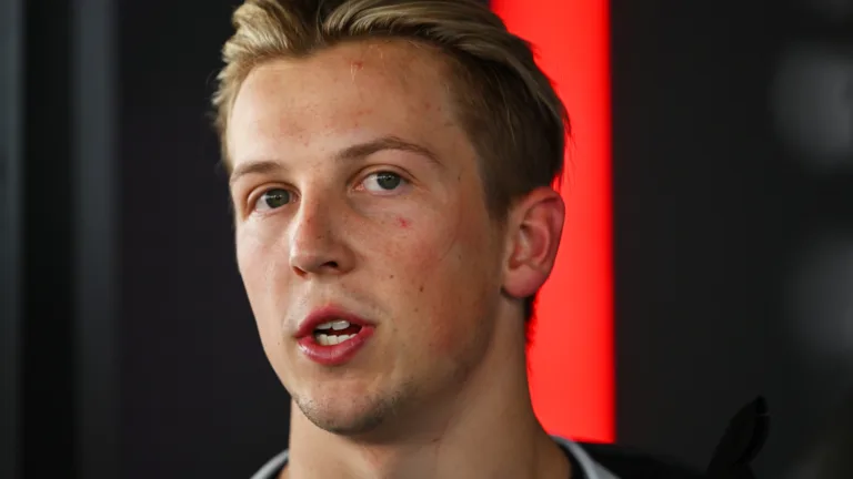 F1: Liam Lawson se manifesta após gesto obsceno a Sergio Pérez no GP do México