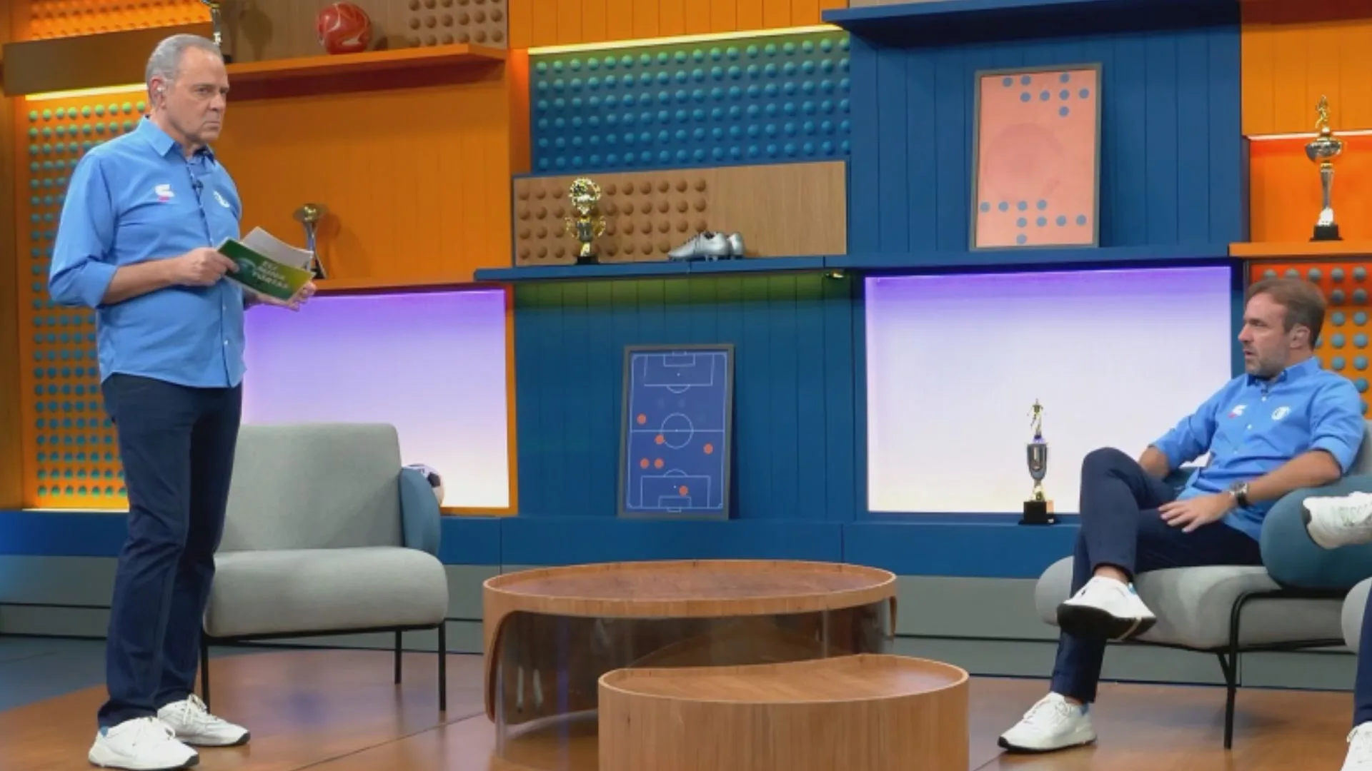 Torcedores apontam “climão” entre Luis Roberto e Roger Flores em jogo da seleção brasileira