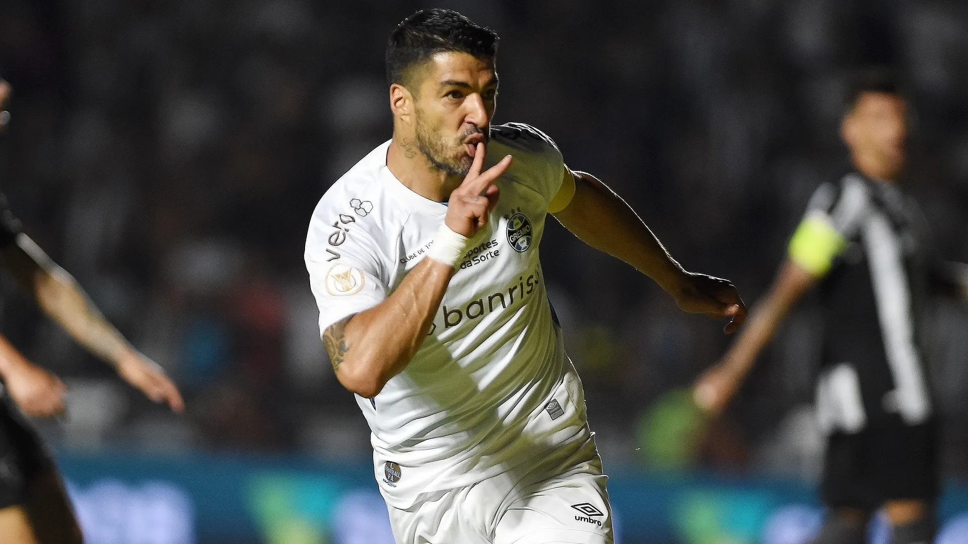 Luis Suárez é excluído em seleção da história do Grêmio: veja o time