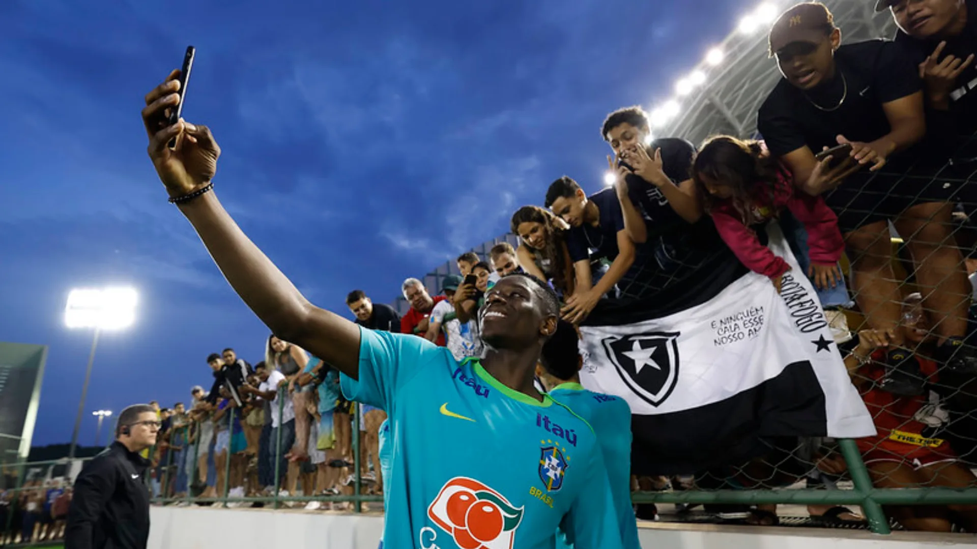 Luiz Henrique, do Botafogo, comenta “distância” da seleção com torcedores