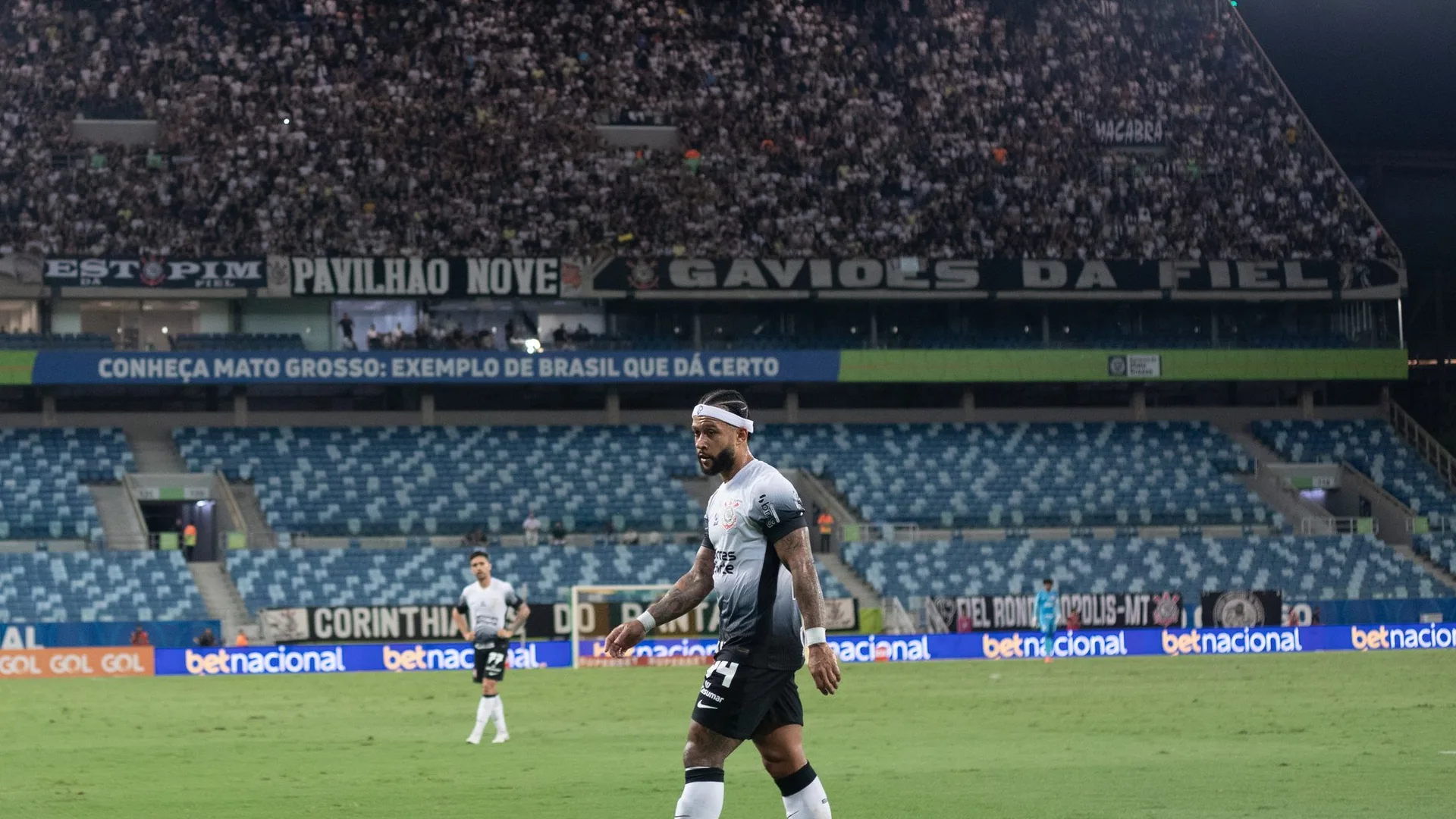 Memphis tira Corinthians do Z-4, lance bizarro do SPFC e mais memes do Brasileirão