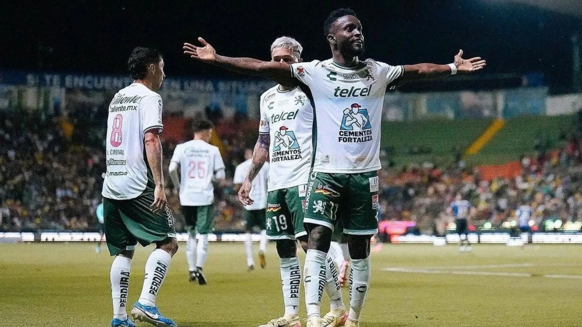 Ex-Corinthians e Santos, Mendoza marca primeiro gol por equipe do México