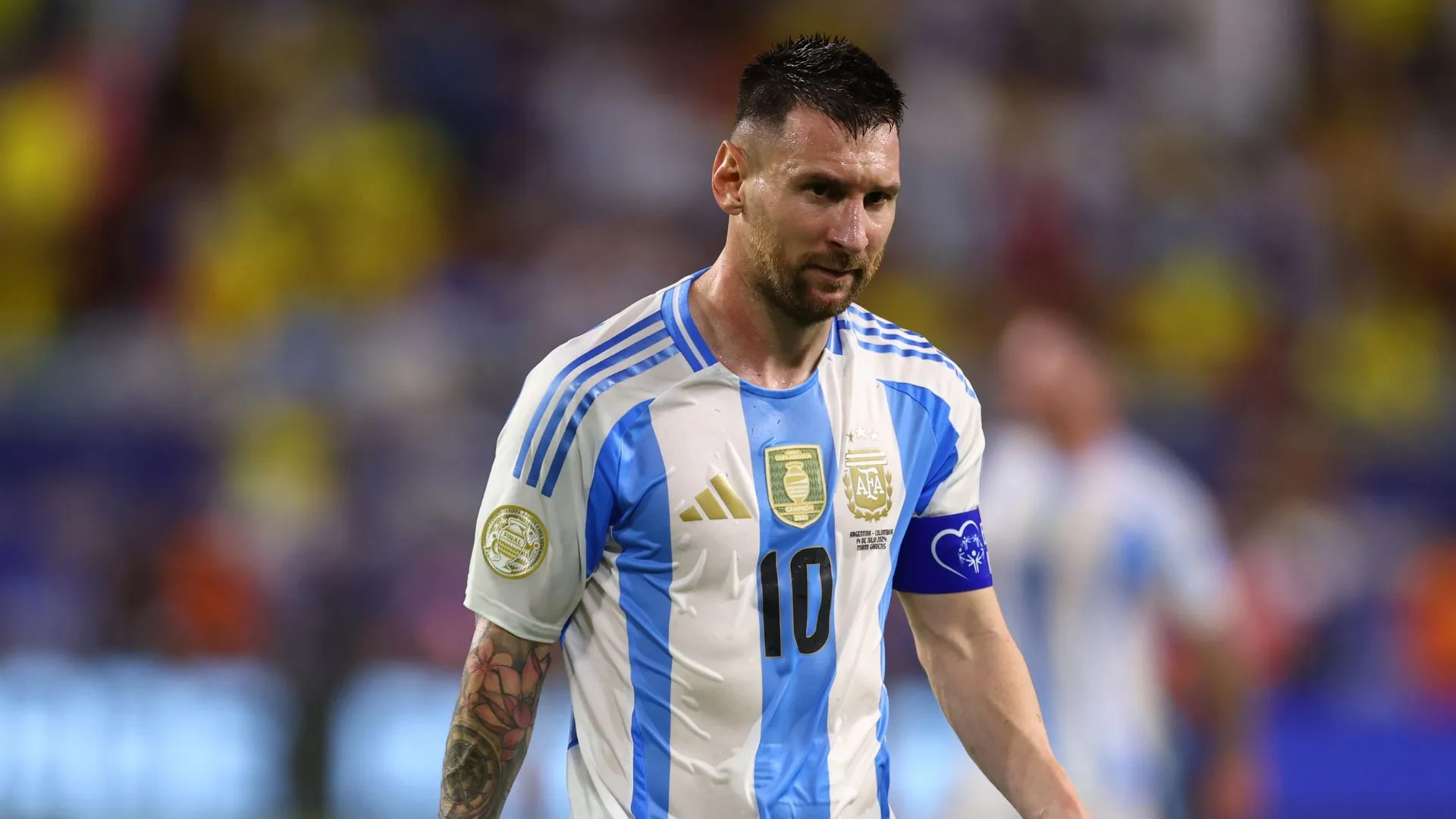 Revista inglesa deixa Messi longe de Vinícius Júnior em top-100 do futebol hoje