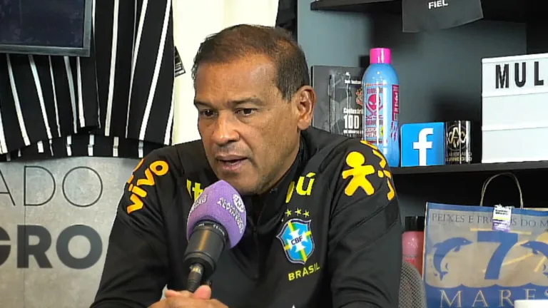 Muller exalta goleiro fora da curva no Brasileirão: “Não cai antes” 