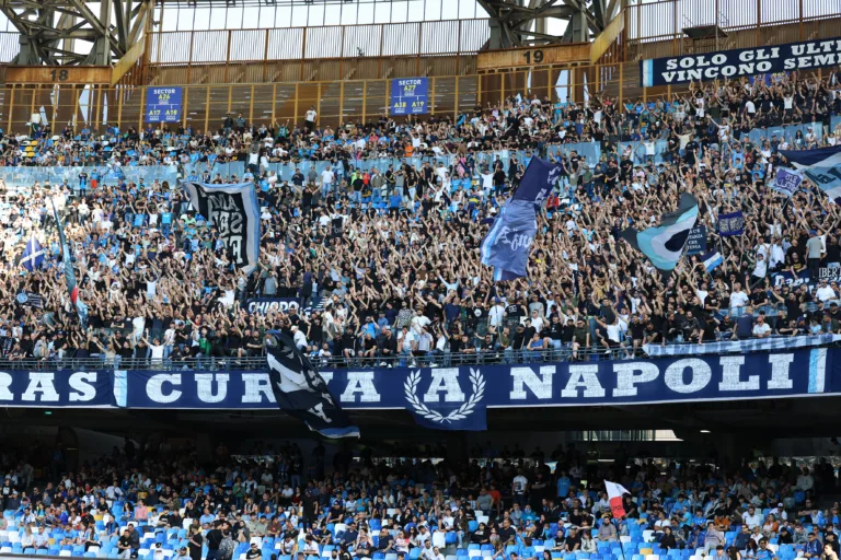 Clube italiano vai oferecer cerveja aos torcedores do Napoli que forem a estádio; entenda 