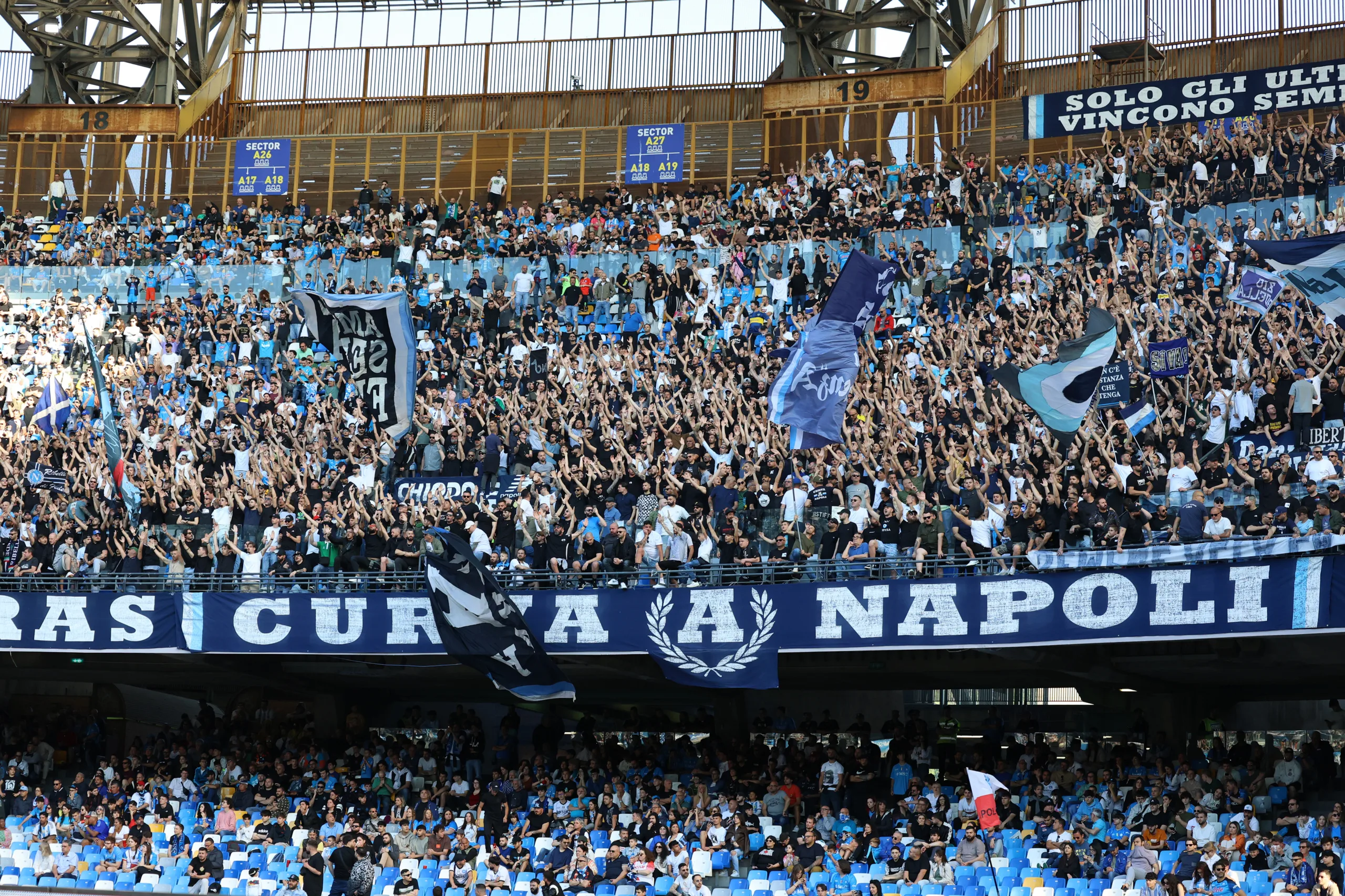 Clube italiano vai oferecer cerveja aos torcedores do Napoli que forem a estádio; entenda 