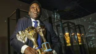 Pelé com troféus de Copa do Mundo (Divulgação - CBF)
