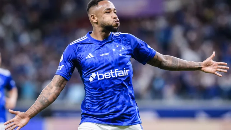 Brasileirão Série A: jogador do Cruzeiro é expulso após três segundos em campo 