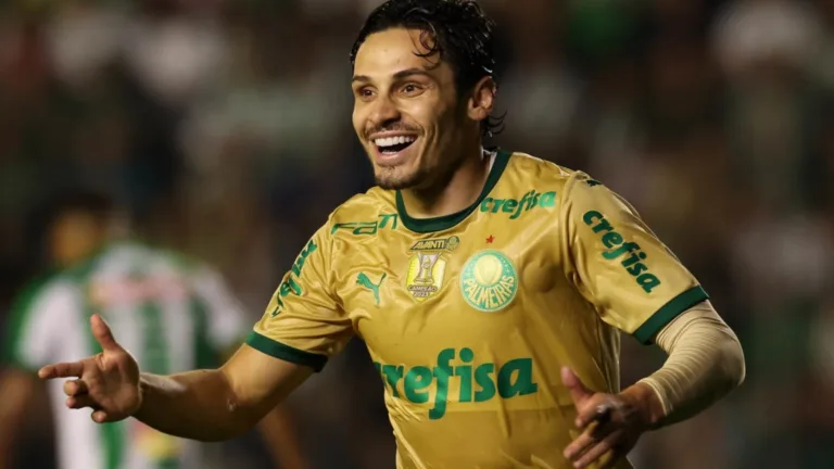Raphael Veiga, do Palmeiras, deixa recado ao Botafogo na briga pelo Brasileirão