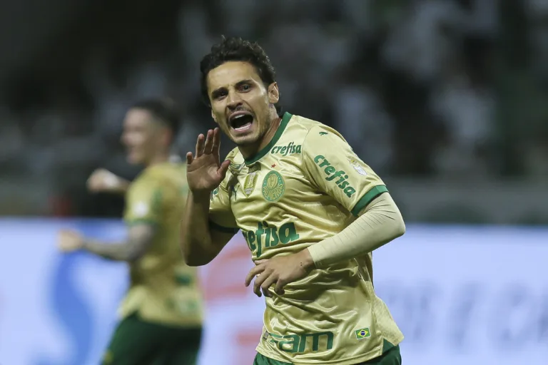 Raphael Veiga recupera espaço no Palmeiras em nova posição e substituindo Estêvão