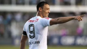 Ricardo Oliveira se coloca abaixo ao eleger melhor camisa 9 do futebol brasileiro