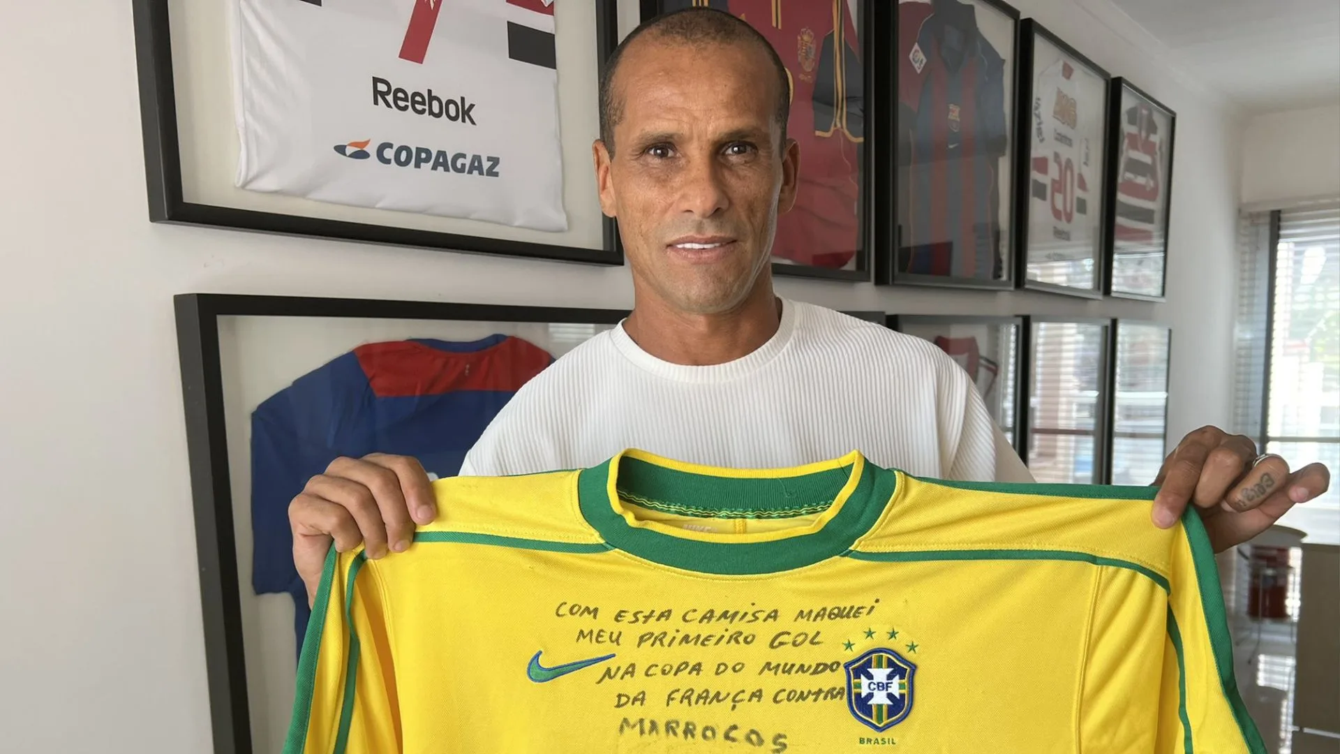 Rivaldo indica dois camisas 10 extraordinários do futebol brasileiro