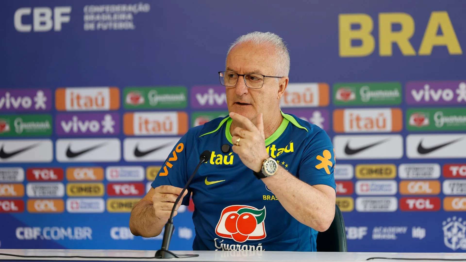 Rizek vê jogador “perseguido” na seleção brasileira: “Acho estranho”