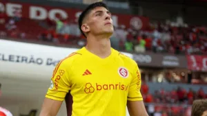 Pedro Ernesto projeta retorno de Rochet ao Internacional e liga alerta para o goleiro: “Precisa de um pai de santo”