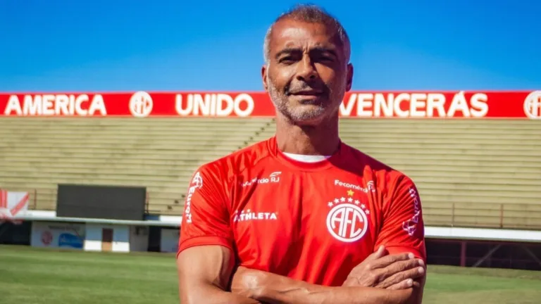 André Balada revela exigência curiosa de Romário no América: “Nunca imaginei”