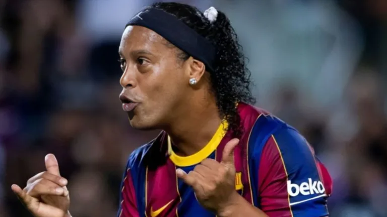 Ronaldinho Gaúcho fica fora do top-3 de melhores jogadores da história do Barcelona