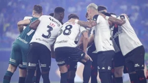 Edmundo inclui Léo Pelé em escalação ideal do Vasco na Copa do Brasil