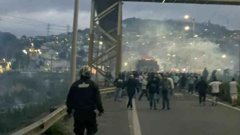 Torcedores do Palmeiras emboscaram cruzeirenses com rojões; veja como foi