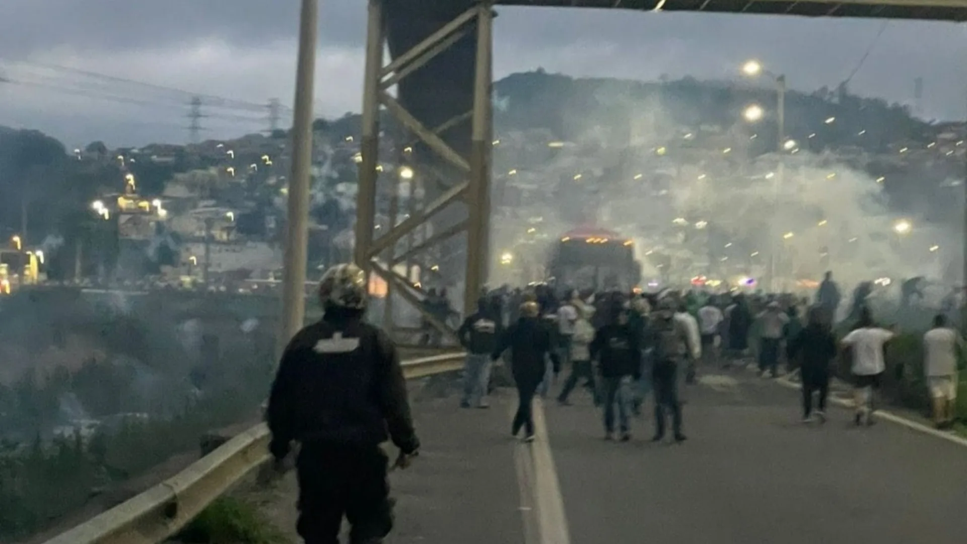Torcedores do Palmeiras emboscaram cruzeirenses com rojões; veja como foi