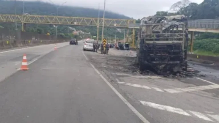 Palmeiras se pronuncia sobre ataque de torcedores da Mancha Verde à ônibus da Máfia Azul
