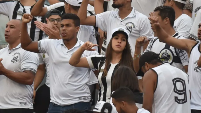 Torcedores do Santos exigem goleiro contra o Ituano na Série B