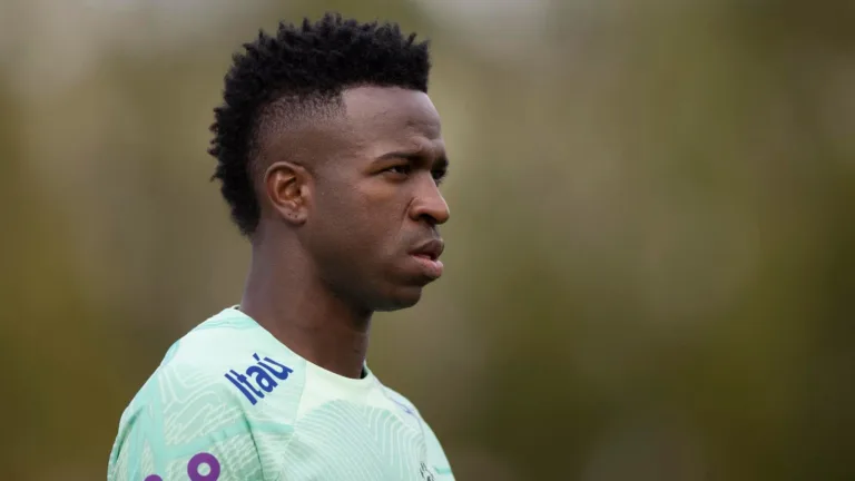 Torcedores se revoltam após Vinícius Júnior apontar melhor lateral da história: “Mentiu”