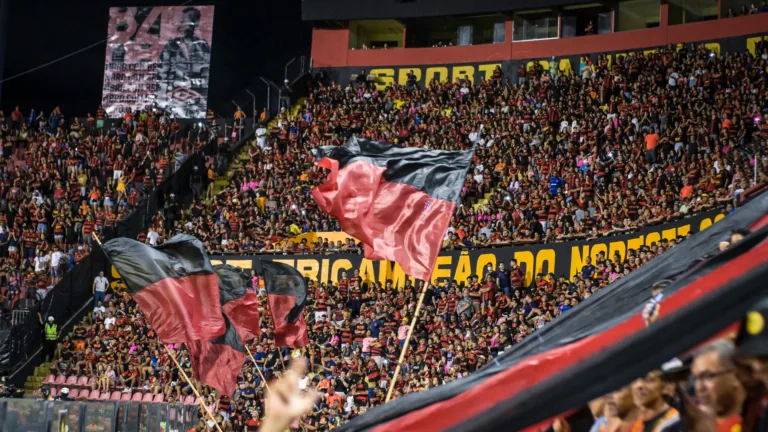 Torcedores do Sport comemoram retorno à Ilha do Retiro