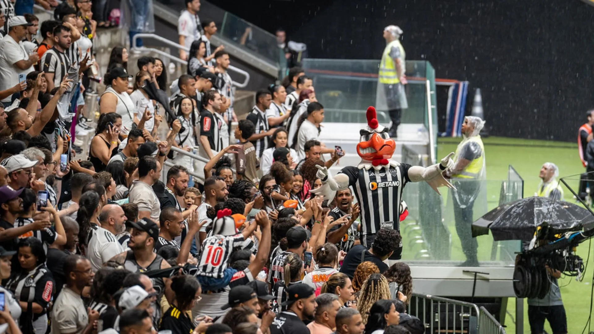 Torcedores do Atlético-MG não poupam o Flamengo em resposta sobre “maior freguês”