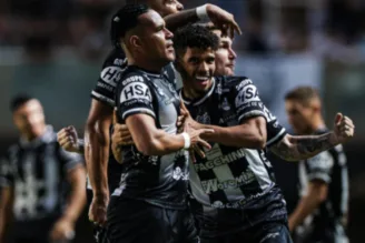 Na imagem, jogadores do Votuporanguense comemoram gol