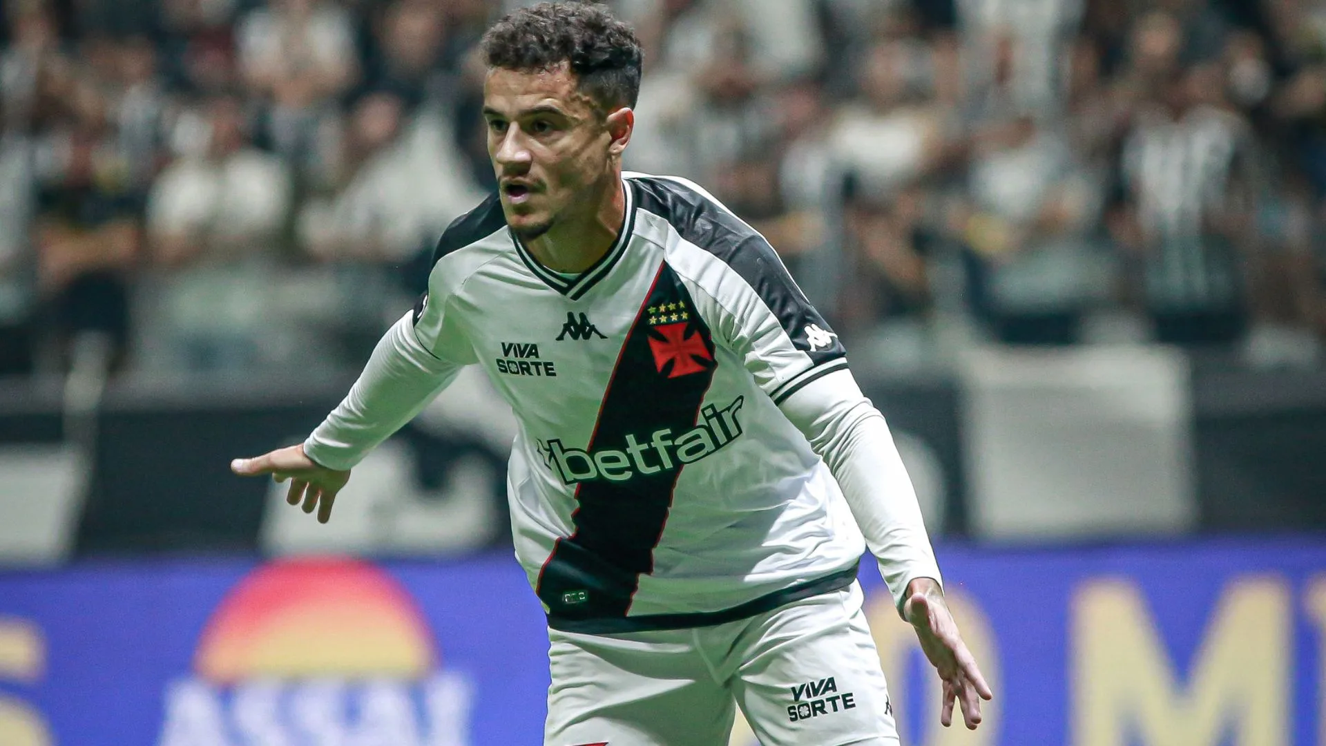 Philippe Coutinho negocia acordo para permanecer no Vasco e pode ter aumento salarial em 2025