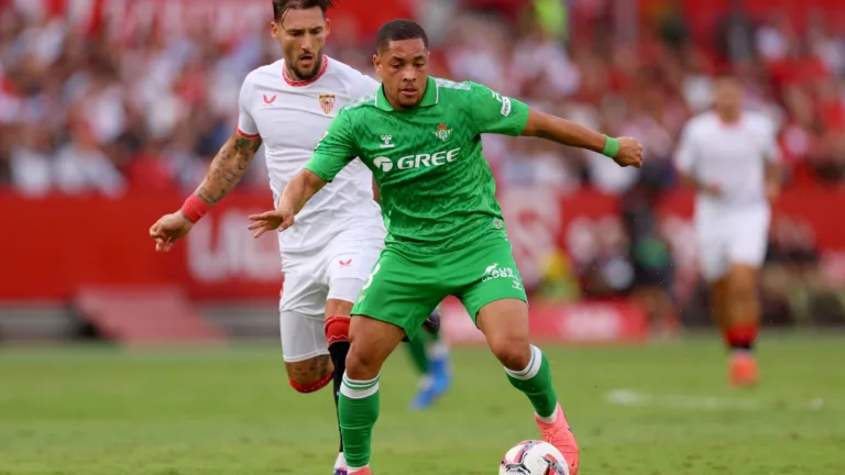 Jornal espanhol critica Vitor Roque no Betis: “Sofre diante do gol”