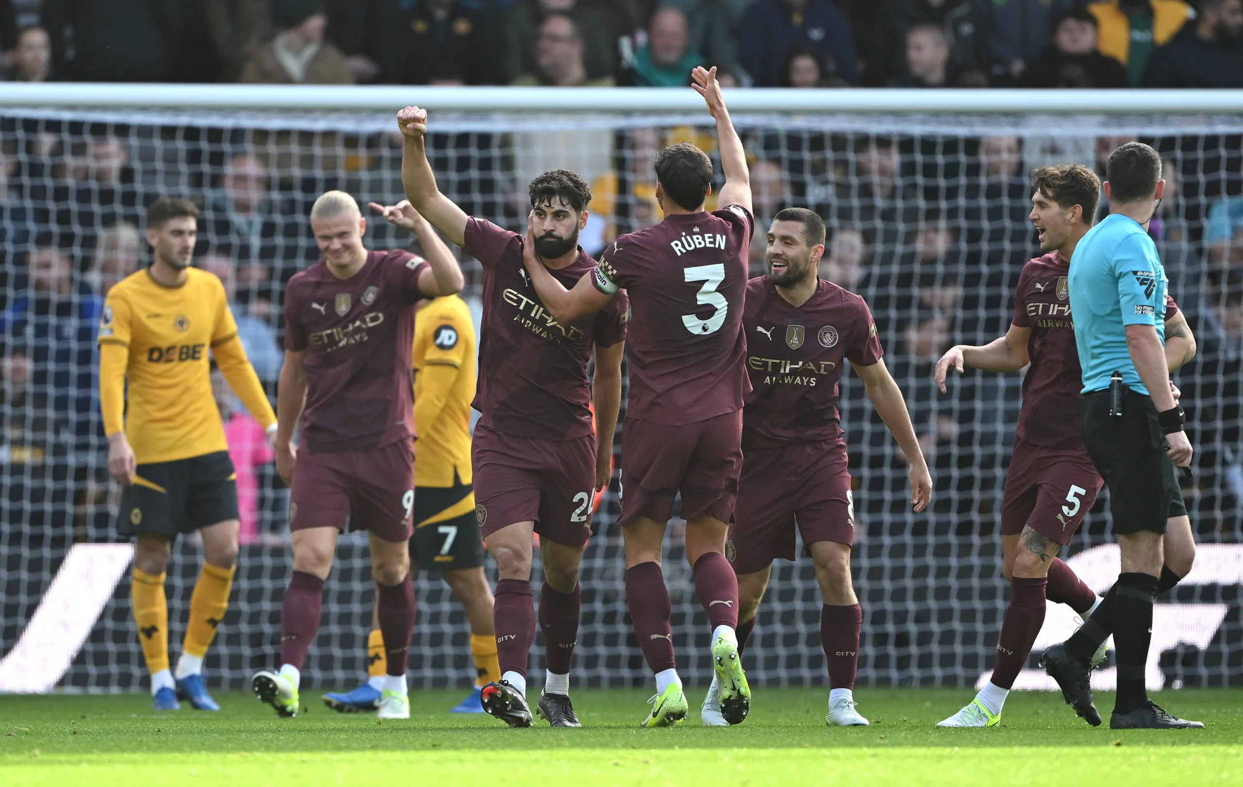 Manchester City vira no último lance contra o Wolverhampton e assume a liderança da Premier League   