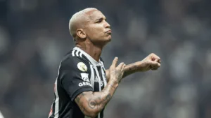Zinho manda recado para Deyverson após confusão com o Grêmio