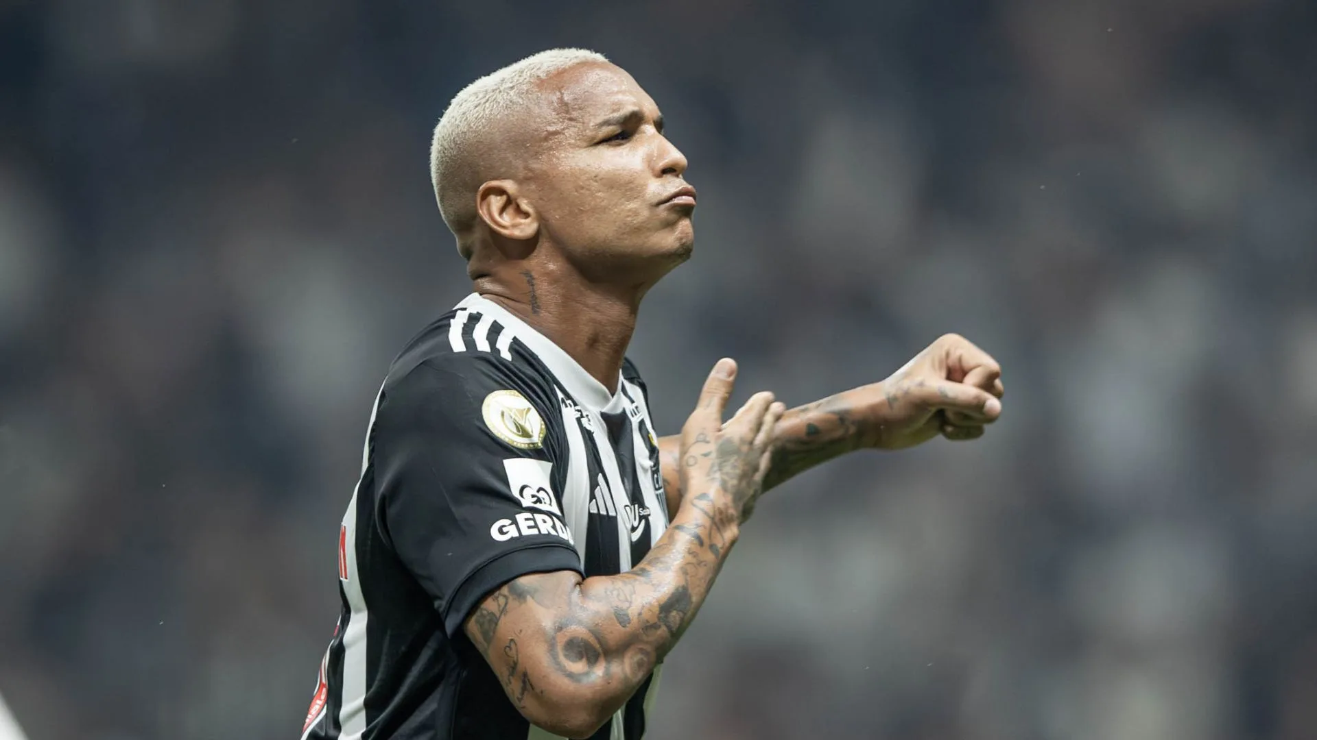 Deyverson, do Atlético-MG, aponta atacante “irritante” no futebol brasileiro