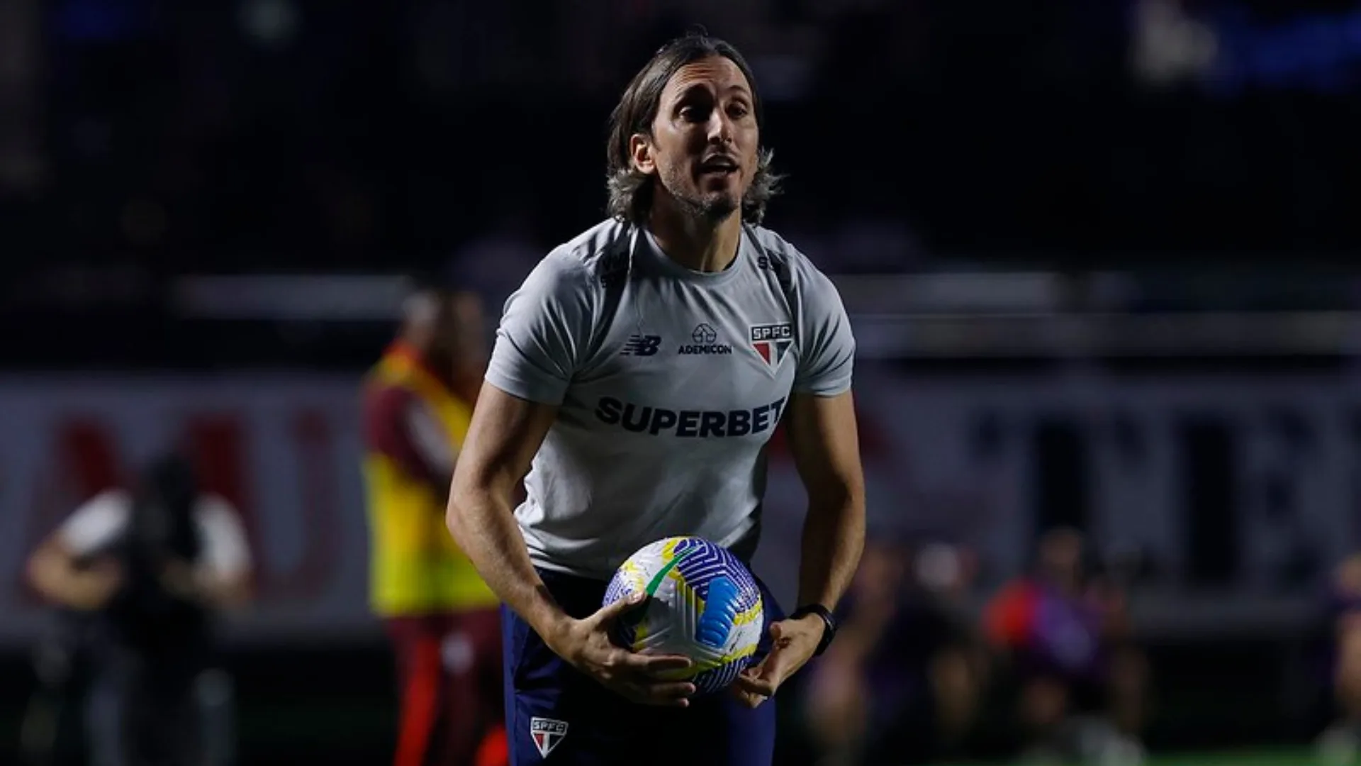 Casares avalia possível saída de Zubeldia do SPFC