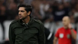 Tiago Leifert questiona titularidade de jogador do Palmeiras: “Não está entregando”